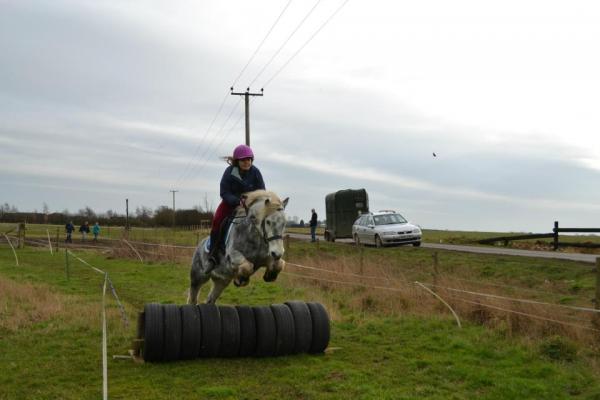 Lunan x country tyre jump