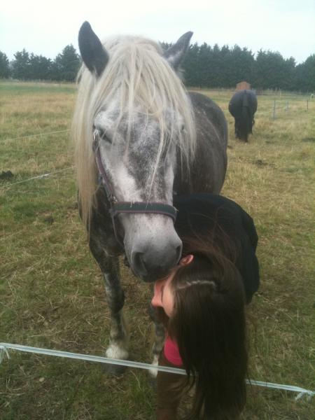 Lunnie and Skye kissing ;-)